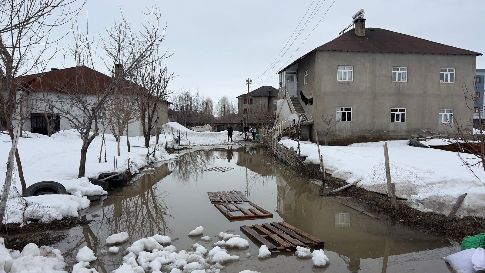 Yaşar KAPLAN/YÜKSEKOVA(Hakkari),(DHA)-HAKKARİ'nin Yüksekova ilçesinde eriyen kar ve etkili olan sağanak
