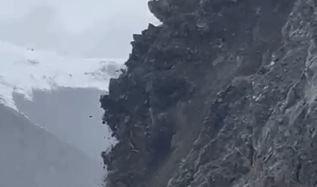 Yaşar KAPLAN/YÜKSEKOVA (Hakkari), (DHA)- HAKKARİ- Yüksekova kara yoluna dağdan kopan