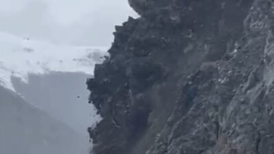 Yaşar KAPLAN/YÜKSEKOVA (Hakkari), (DHA)- HAKKARİ- Yüksekova kara yoluna dağdan kopan