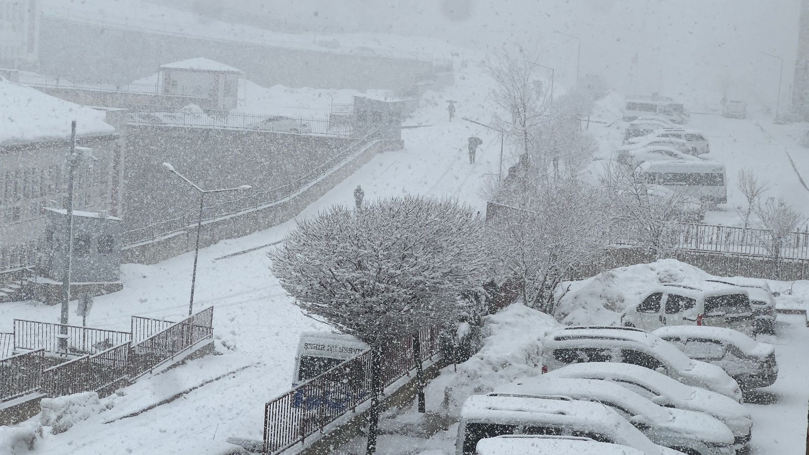 Yaşar KAPLAN/YÜKSEKOVA (Hakkari), (DHA)- HAKKARİ’nin Yüksekova ilçesinde gece saatlerinde başlayan