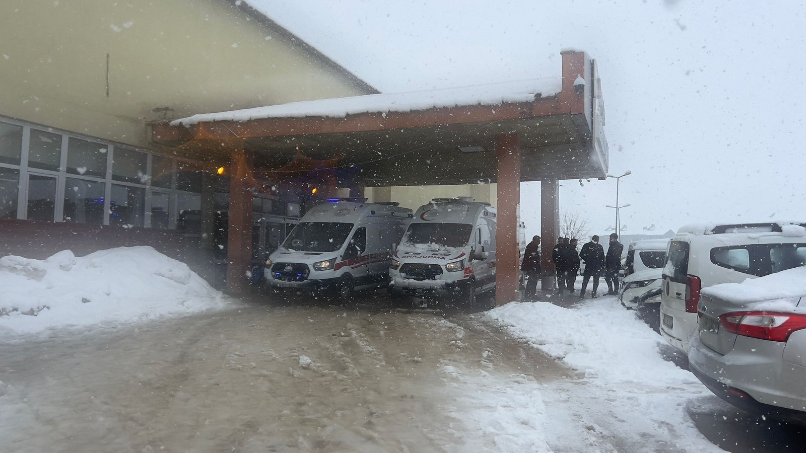 Yaşar KAPLAN/YÜKSEKOVA (Hakkari), (DHA)- HAKKARİ'nin Yüksekova ilçesinde otomobil ile kamyonetin