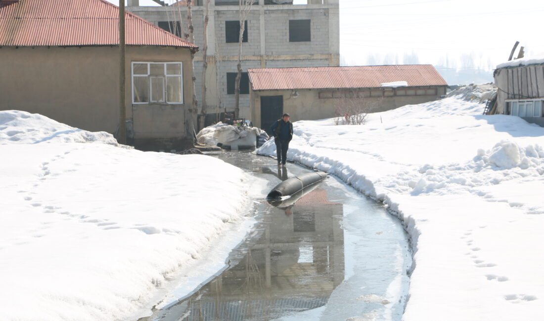 Yaşar KAPLAN/YÜKSEKOVA (Hakkari), (DHA)- HAKKARİ'nin Yüksekova ilçesinde sağanak sonrası rögarlar