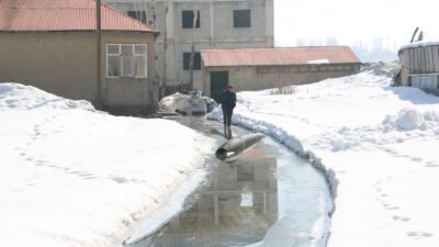 Yaşar KAPLAN/YÜKSEKOVA (Hakkari), (DHA)- HAKKARİ'nin Yüksekova ilçesinde sağanak sonrası rögarlar