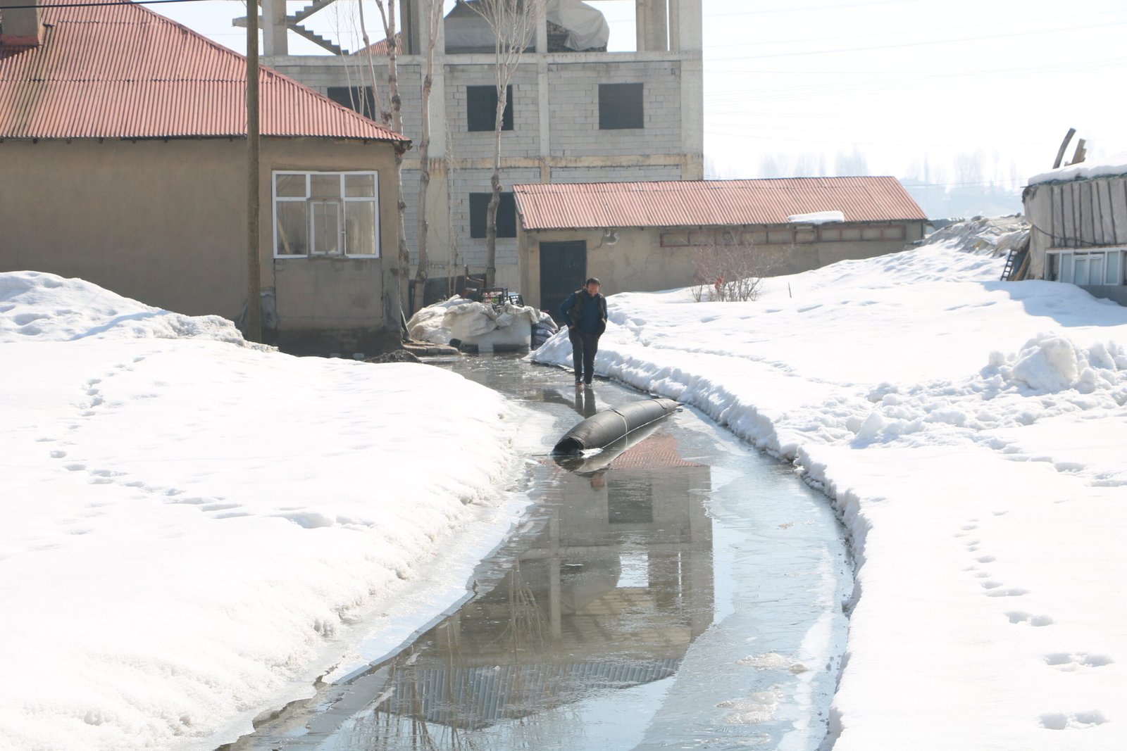 Yaşar KAPLAN/YÜKSEKOVA (Hakkari), (DHA)- HAKKARİ'nin Yüksekova ilçesinde sağanak sonrası rögarlar
