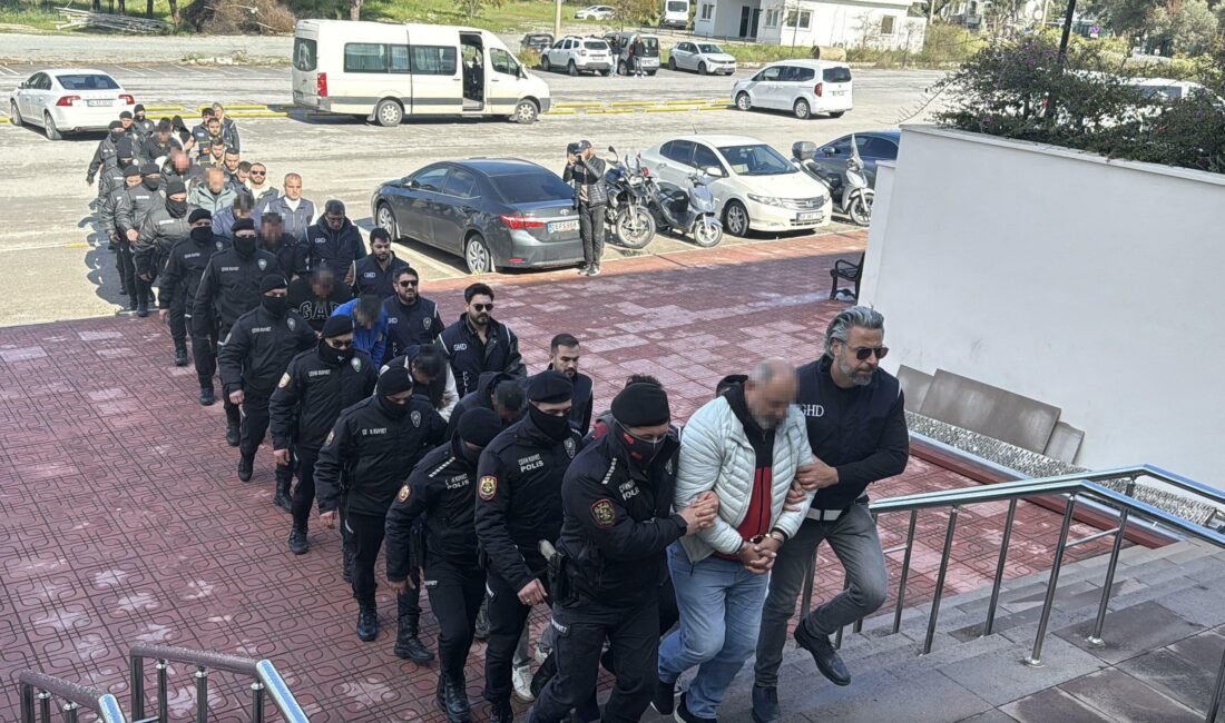 Fırat AKAY/BODRUM (Muğla), (DHA)- MUĞLA’nın Bodrum ilçesinde lastik botun batması