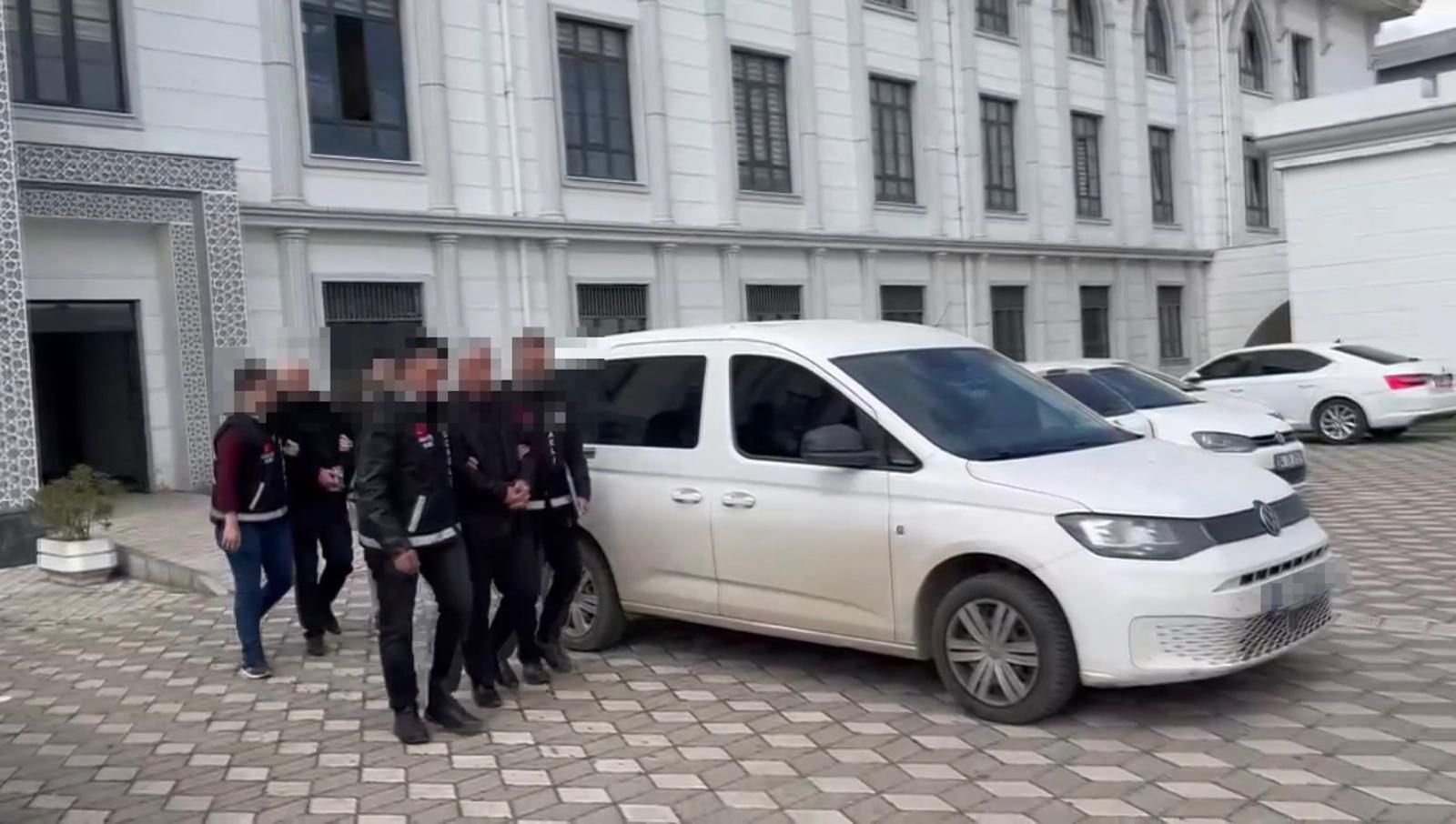 1 TUTUKLAMA DAHA KOCAELİ’nin İzmit ilçesinde 3 kişinin hayatını kaybettiği,