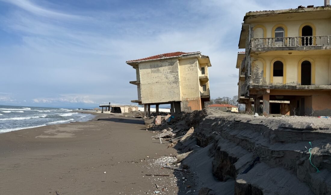 Levent KIZILASLAN/ KARASU(Sakarya), (DHA)- SAKARYA’nın Karasu ilçesi sahilinde kıyı erozyonu