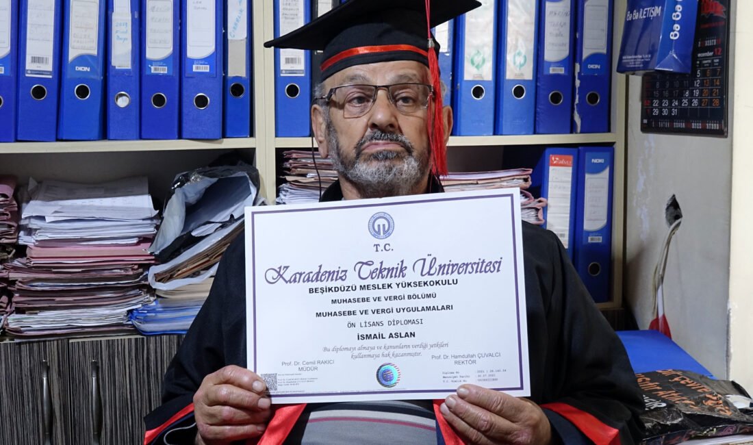 77 yaşındaki arzuhalcinin üniversite azmi Selçuk BAŞAR-Efnan KÖSE/TRABZON, (DHA)- TRABZON’da arzuhalcilik yapan İsmail Aslan (77),