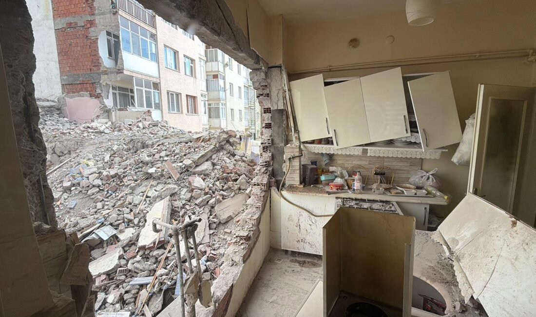 Batuhan KILIÇ/ESKİŞEHİR, (DHA)- ESKİŞEHİR'de 8 katlı bir binanın yıkımı sırasında