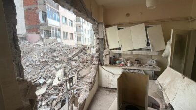 Batuhan KILIÇ/ESKİŞEHİR, (DHA)- ESKİŞEHİR'de 8 katlı bir binanın yıkımı sırasında