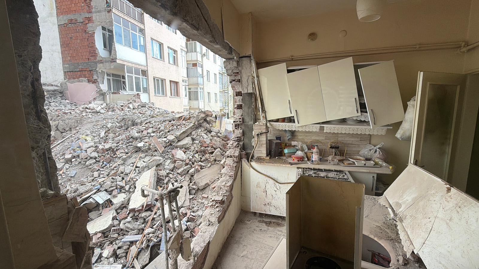 Batuhan KILIÇ/ESKİŞEHİR, (DHA)- ESKİŞEHİR'de 8 katlı bir binanın yıkımı sırasında