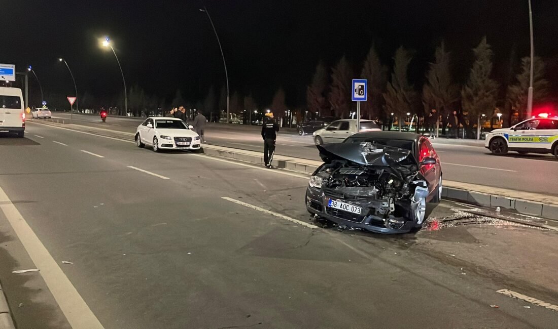 (RHA)- Kayseri’de iki otomobilin çarpıştığı kazada 1 kişi yaralandı. Kaza,