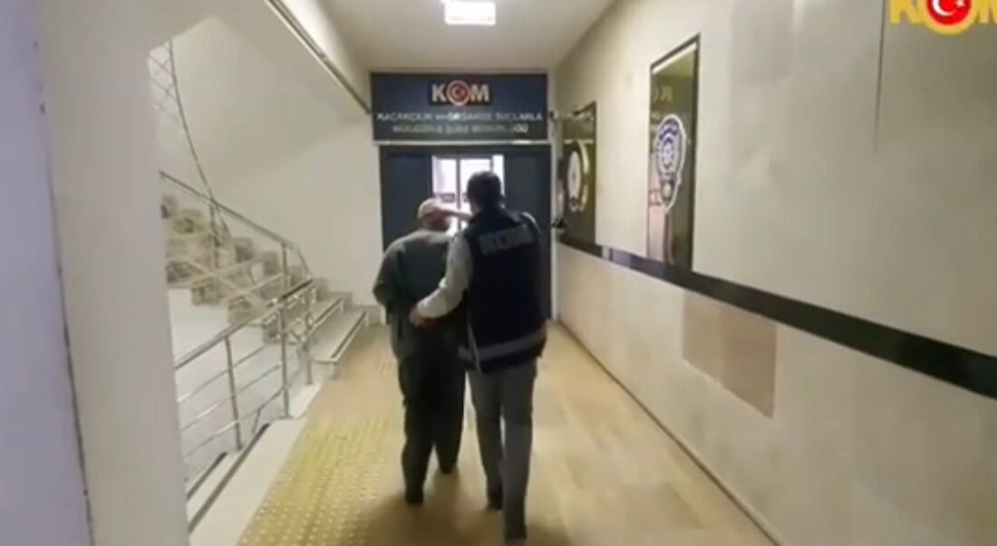 (RHA)- Kayseri’de silah ticareti yapıldığı belirlenen adrese düzenlenen operasyonda, uyuşturucu