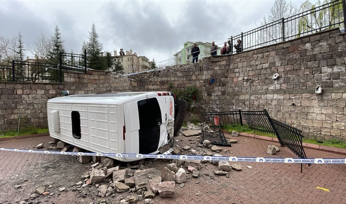 (RHA)- Kayseri’de, minibüsün yaklaşık 6 metre yükseklikten devrildiği kazada 1