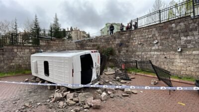 (RHA)- Kayseri’de, minibüsün yaklaşık 6 metre yükseklikten devrildiği kazada 1