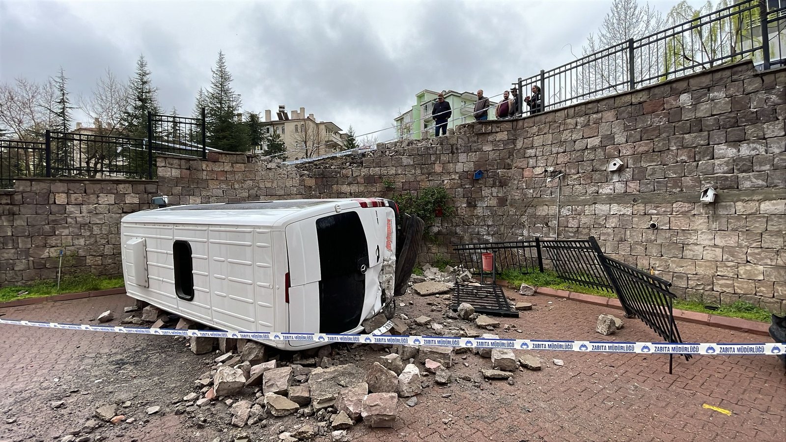 (RHA)- Kayseri’de, minibüsün yaklaşık 6 metre yükseklikten devrildiği kazada 1