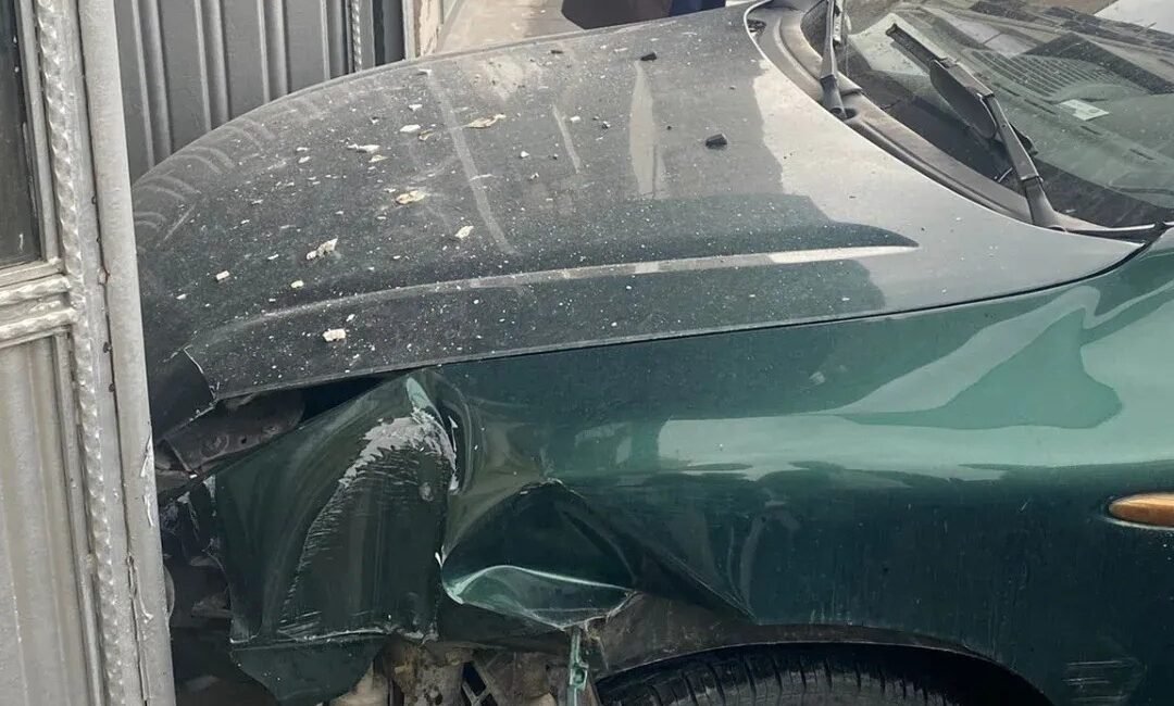 (RHA)- Kayseri’de sürücüsünün direksiyon hakimiyetini kaybettiği otomobil iş merkezine girdi.