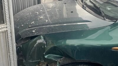 (RHA)- Kayseri’de sürücüsünün direksiyon hakimiyetini kaybettiği otomobil iş merkezine girdi.
