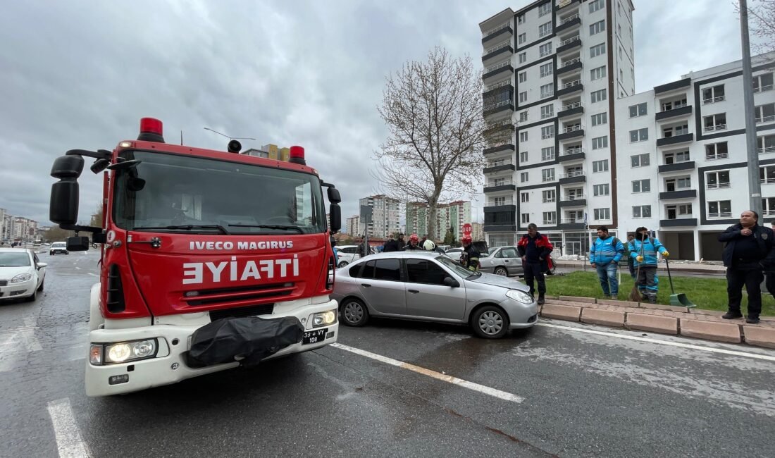 (RHA)- Kayseri’de, iki otomobilin çarpıştığı kazada 3 kişi yaralandı. Kaza,