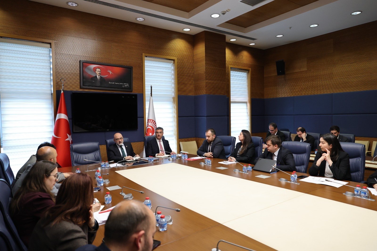 (RHA)- AK Parti Kayseri Milletvekili Murat Cahid Cıngı, bina görevlilerinin