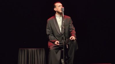 (RHA) – Ünlü sanatçı Cem Adrian, Kayseri’de düzenlenen konser programında