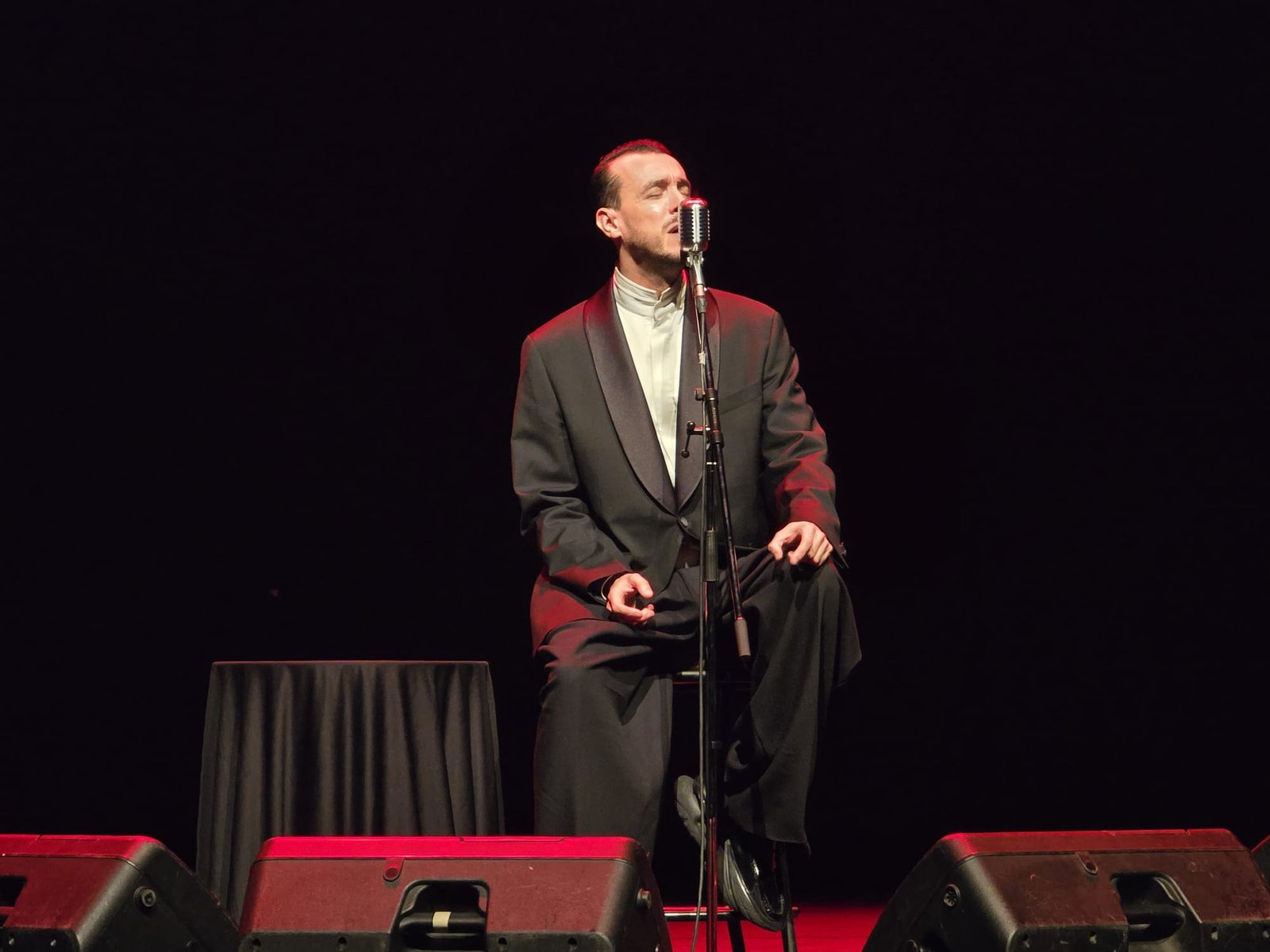 (RHA) – Ünlü sanatçı Cem Adrian, Kayseri’de düzenlenen konser programında