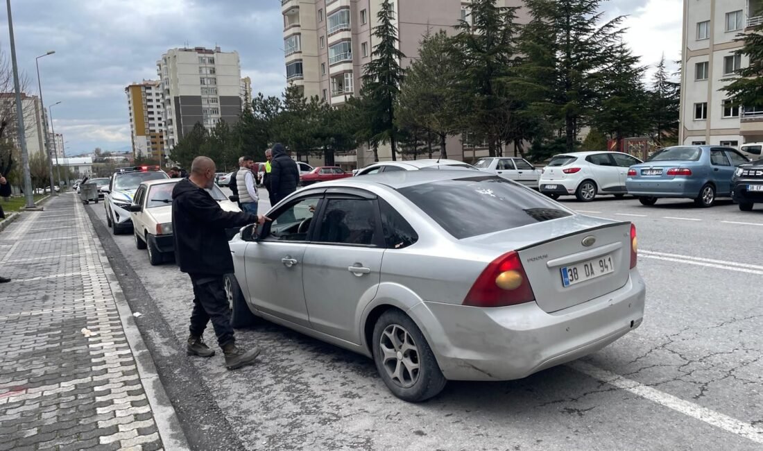 (RHA)- Kayseri’de, otomobil ile seyir halindeyken polisin ‘dur’ ihtarına uymayan