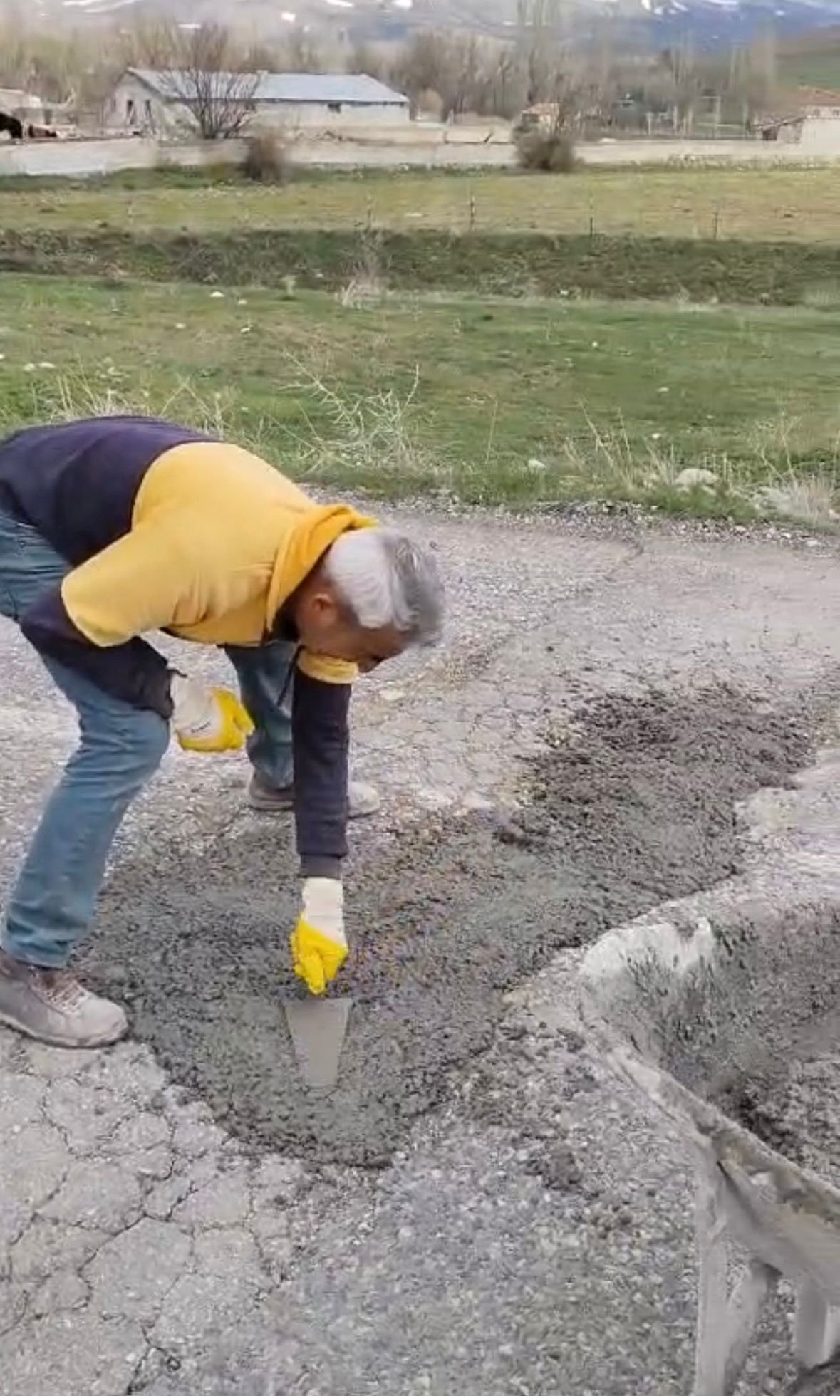 (RHA)- Kayseri’nin Tomarza ilçesinde Işıklar ile Çanakpınar mahalleleri arasındaki bozuk