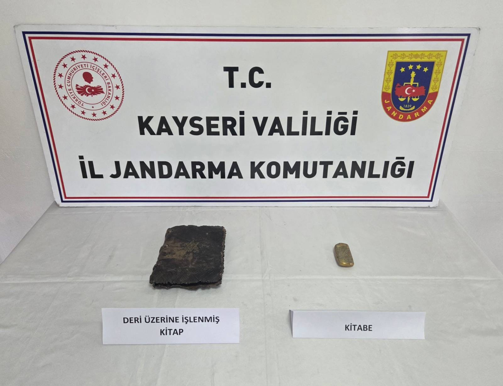 (RHA)- Kayseri’de, jandarma ekiplerince deri üzerine işlenmiş el yazması tarih