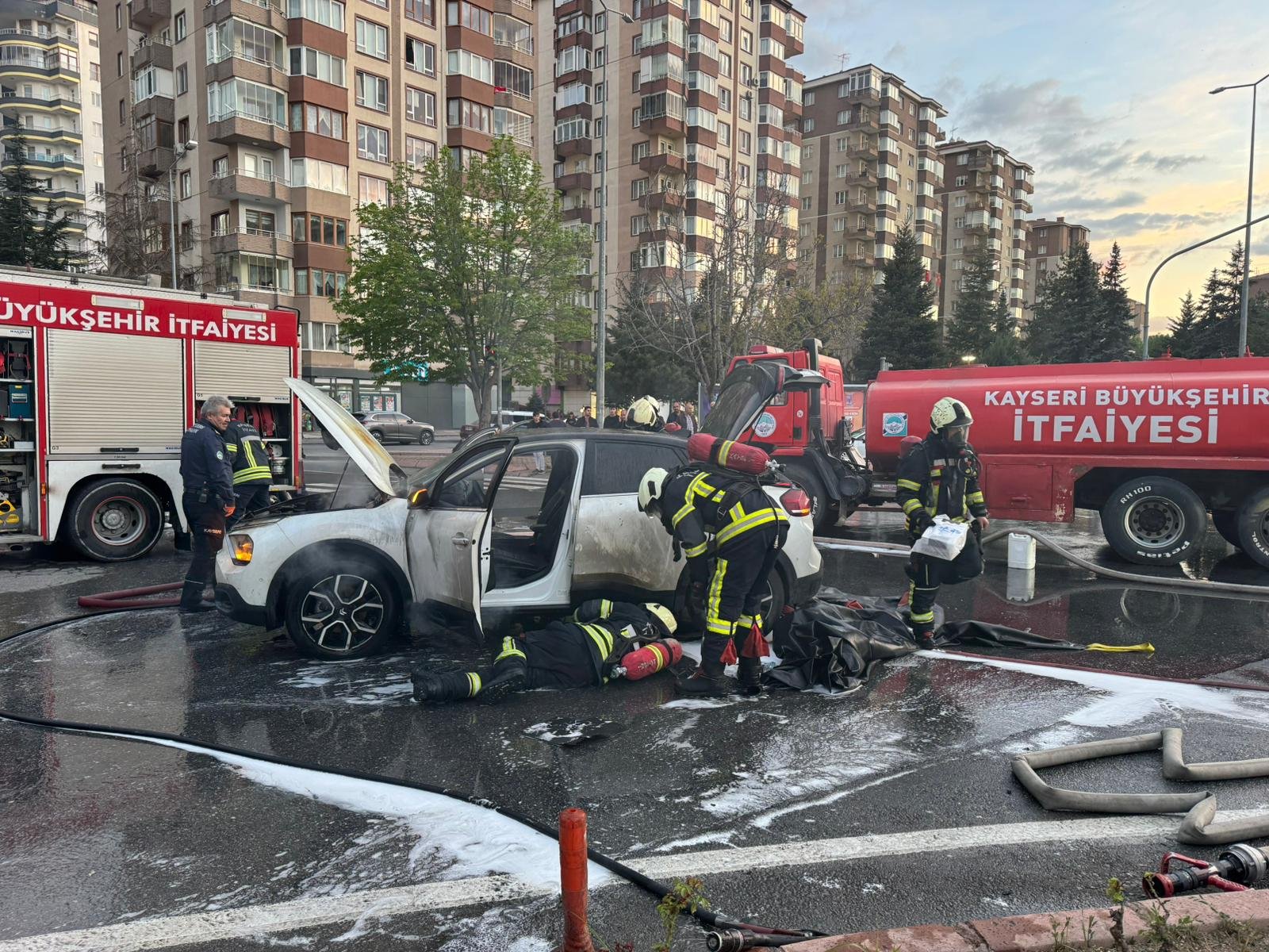 (RHA)- Kayseri’de, seyir halindeki elektrikli otomobil henüz bilinmeyen bir nedenle