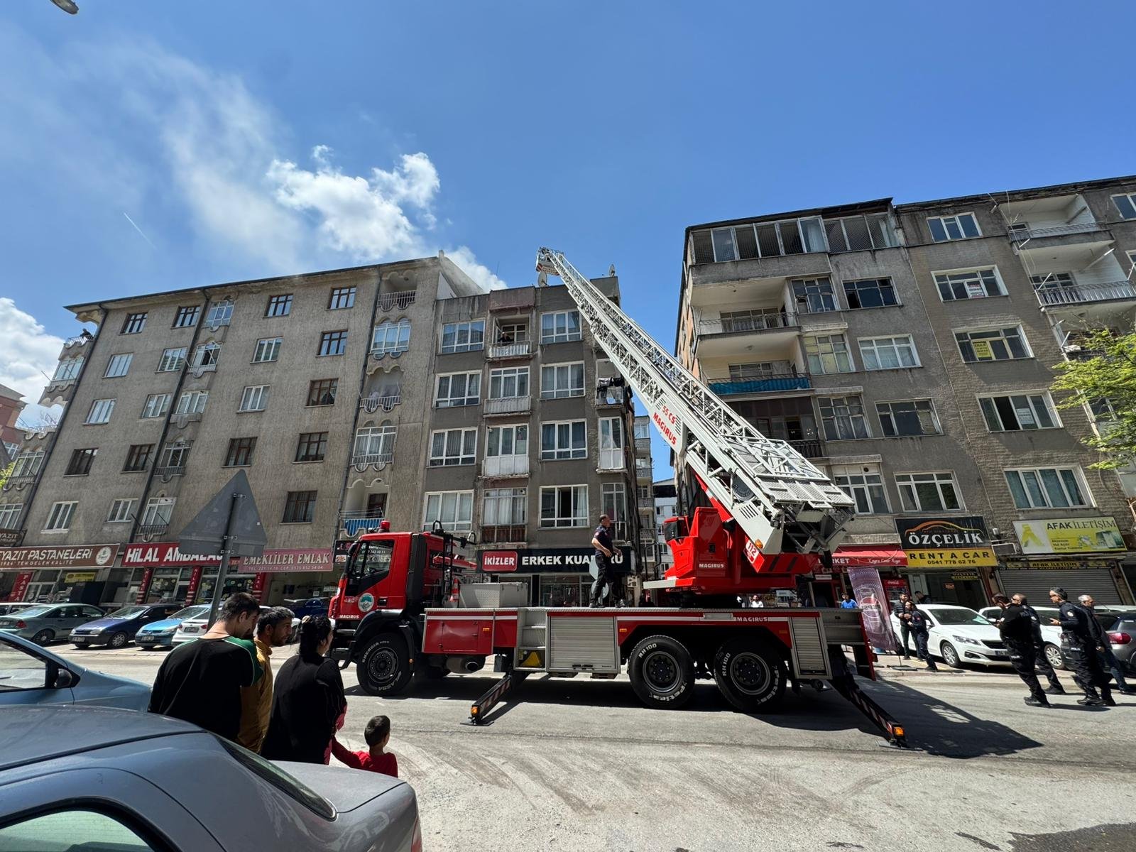 (RHA)- Kayseri’de 4 katlı binanın bodrumunda henüz bilinmeyen bir nedenle