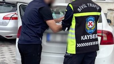 (RHA)- Kayseri’de, trafik meselesi nedeniyle araçlarından inerek tartışan 2 sürücüye