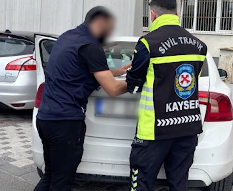 (RHA)- Kayseri’de, trafik meselesi nedeniyle araçlarından inerek tartışan 2 sürücüye