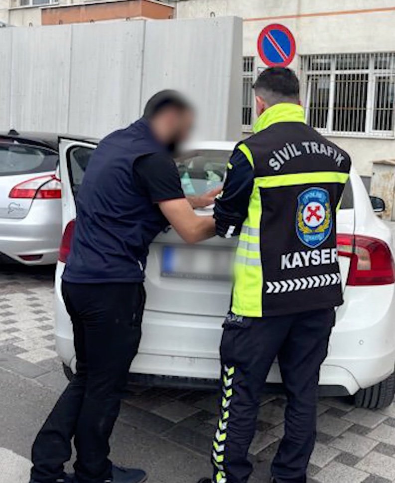 (RHA)- Kayseri’de, trafik meselesi nedeniyle araçlarından inerek tartışan 2 sürücüye