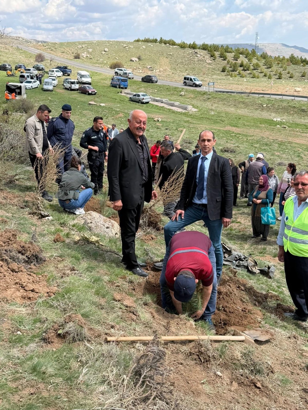 (RHA)- Kayseri’nin Özvatan ilçesinde, Münih Küpeliler Derneği öncülüğünde fidan dikim