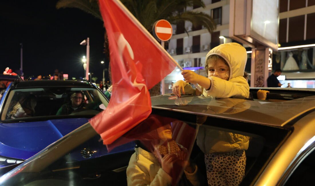 A Milli Takım’ın Dünya Kupası’na katılması İzmir’de kutlandı Mustafa İÇ/ İZMİR, (DHA)- A MİLLİ Futbol Takımı'nın Kosova karşısında