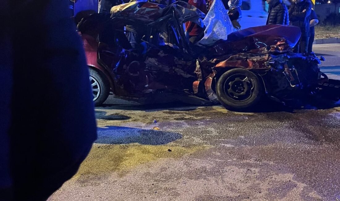 Adana’da minibüs ile otomobil çarpıştı: 1 ölü Okan ÇALIŞKAN/ TARSUS(Mersin), (DHA)- MERSİN'in Silifke ilçesinde minibüs ile otomobilin