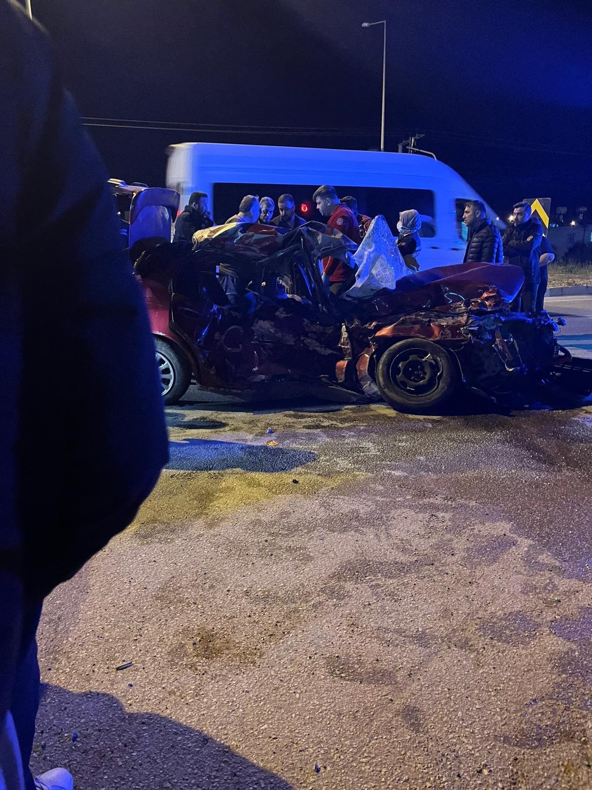 Okan ÇALIŞKAN/ TARSUS(Mersin), (DHA)- MERSİN'in Silifke ilçesinde minibüs ile otomobilin