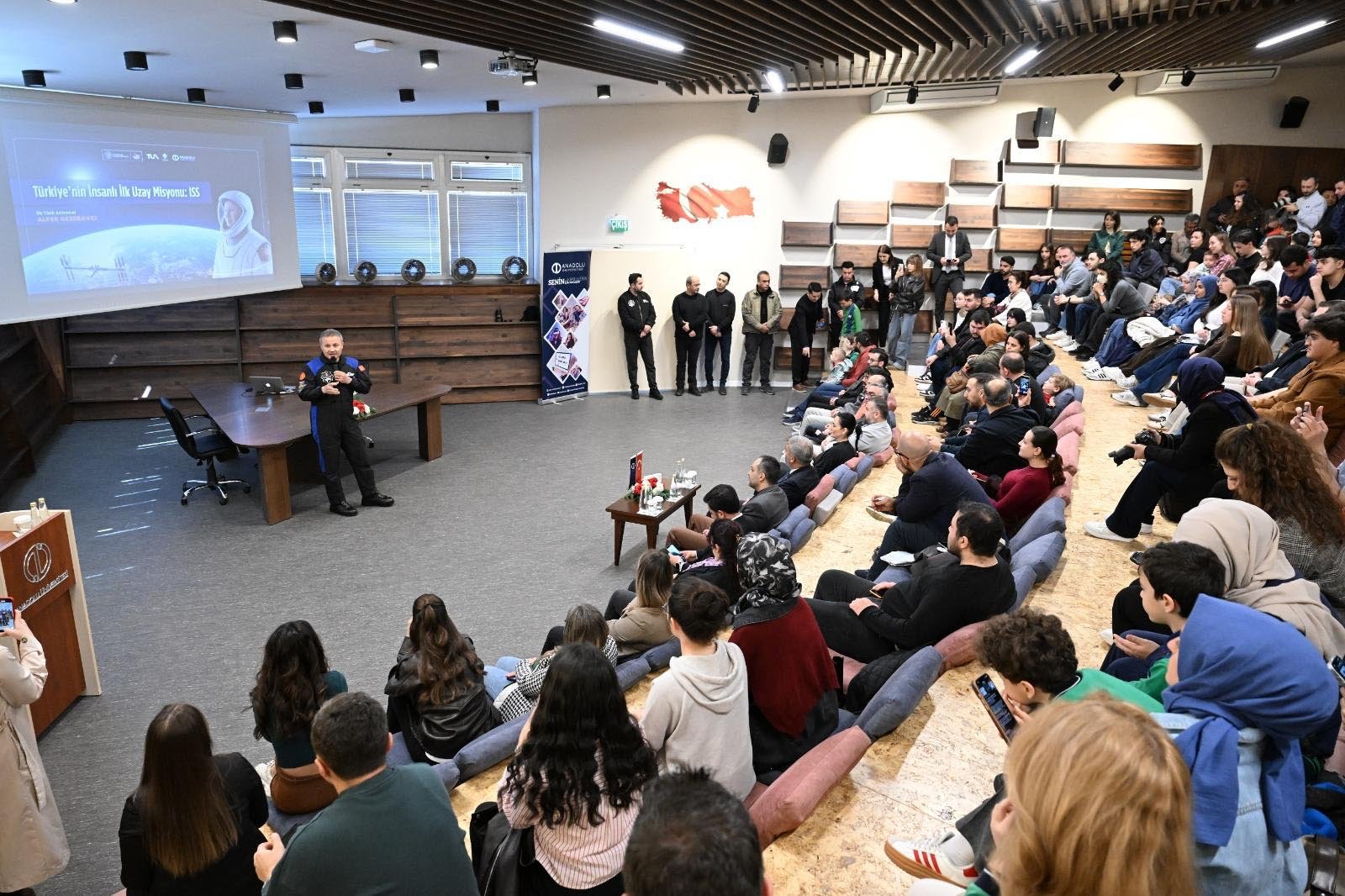 Batuhan KILIÇ/ESKİŞEHİR, (DHA)- TÜRKİYE'nin ilk astronotu Alper Gezeravcı, Anadolu Üniversitesi