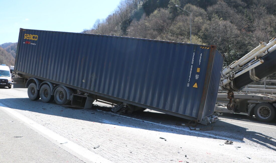 Mutlu YUCA-Zübeyde ÖZMEN/BOLU, (DHA)- BOLU'da Anadolu Otoyolu'nda TIR, kamyon, hafif