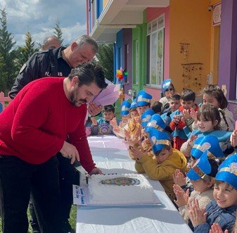 Anaokulu öğrencilerinden şüpheli şahıs ihbarına gelen polislere pastalı sürpriz Şerife Serap KARA/AMASYA,(DHA) - AMASYA'nın Suluova ilçesinde Polis Haftası kapsamında