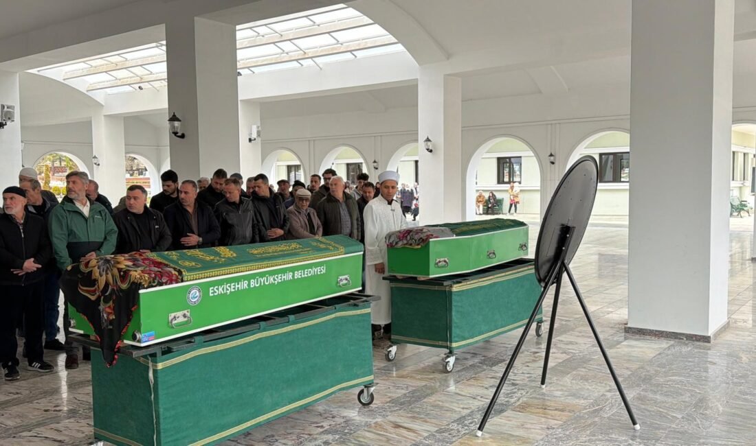 Ankara’da eşi tarafından öldürülen kadın ve kızı Eskişehir’de toprağa verildi Batuhan KILIÇ/ESKİŞEHİR, (DHA)- ANKARA'nın Sincan ilçesinde emekli uzman çavuş eşi