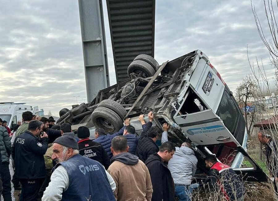 Ankara’da özel halk otobüsü, üst geçidin ayağına çarptı: 4 ölü, 13 yaralı Nisa MİĞAL-Canberk ÖZTÜRK/ANKARA, (DHA)- ANKARA'nın Kahramankazan ilçesinde özel halk otobüsünün