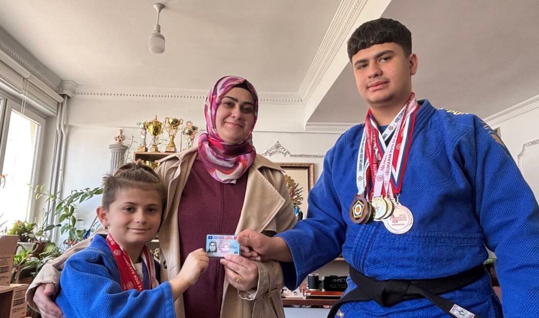 Annelerinin antrenmana götürmek için ehliyet aldığı judocu kardeşler, şampiyon oldu Mikail KARAMAN-Batuhan DURNAOĞLU/ANKARA, (DHA)- ANKARA'nın Çubuk ilçesinde Tuğba Tetik, çocukları