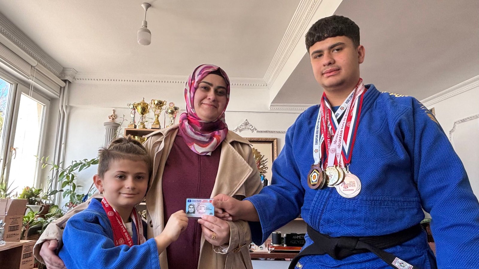 Mikail KARAMAN-Batuhan DURNAOĞLU/ANKARA, (DHA)- ANKARA'nın Çubuk ilçesinde Tuğba Tetik, çocukları