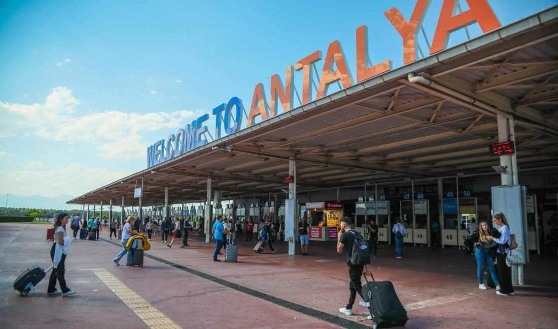 Antalya Havalimanı’nda yolcu trafiği 3 milyonu aştı Mehmet ÇINAR/ANTALYA, (DHA)- ANTALYA Havalimanı'nda yılın üç aylık döneminde 3