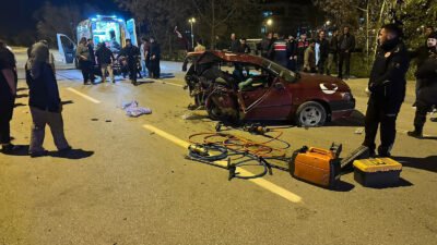 Mahir ÇEVİREN/FİNİKE (Antalya), (DHA)- ANTALYA'nın Finike ilçesinde iki otomobil çarpıştı.