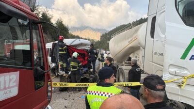 Tunahan KIR/ ANTALYA, (DHA)- ANTALYA'da TIR ile minibüsün çarpıştığı kazada