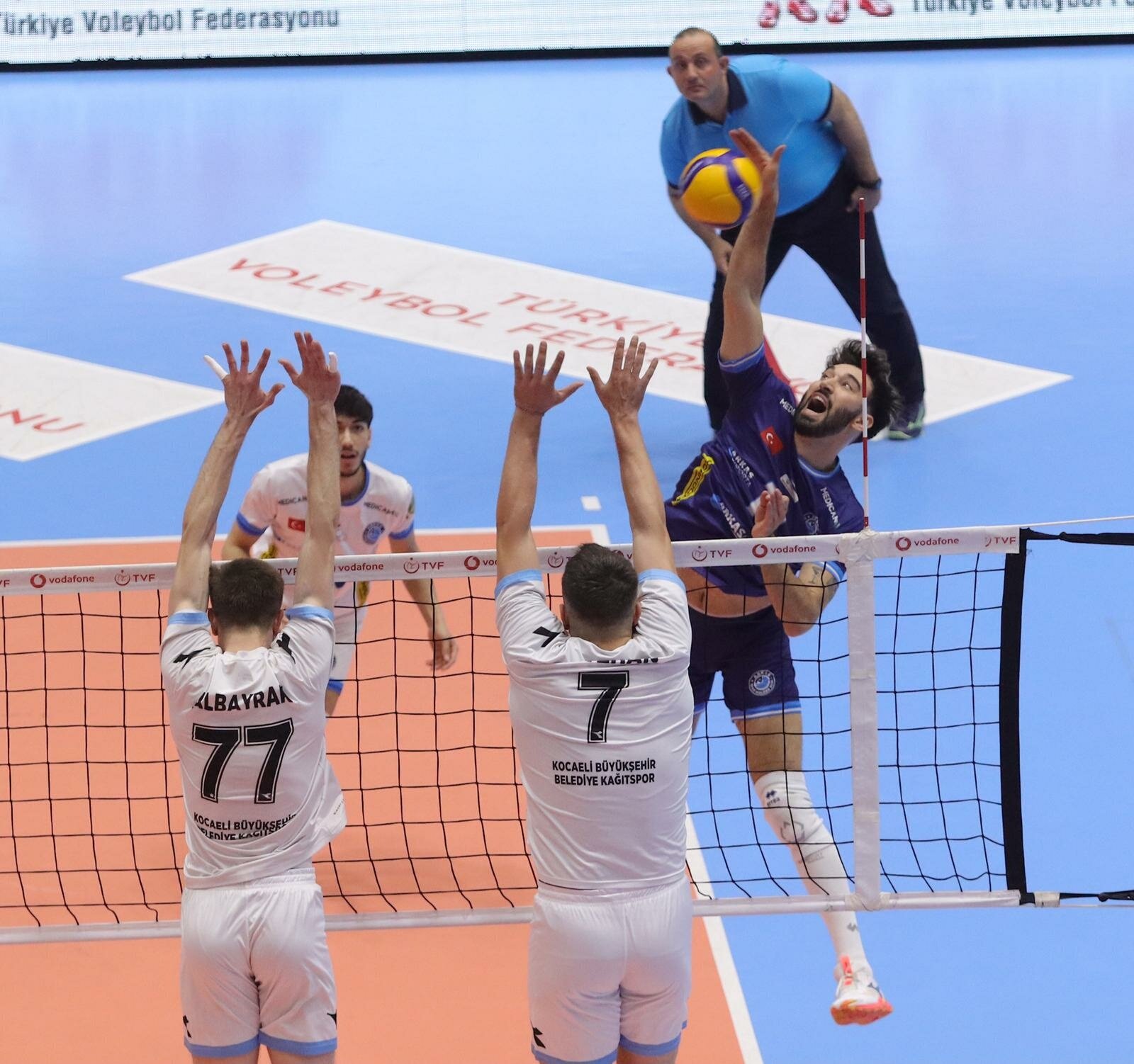 İZMİR, (DHA)- SALON: İzmir Atatürk HAKEMLER: Hakkı Demiralay, Turgut Uzunçam