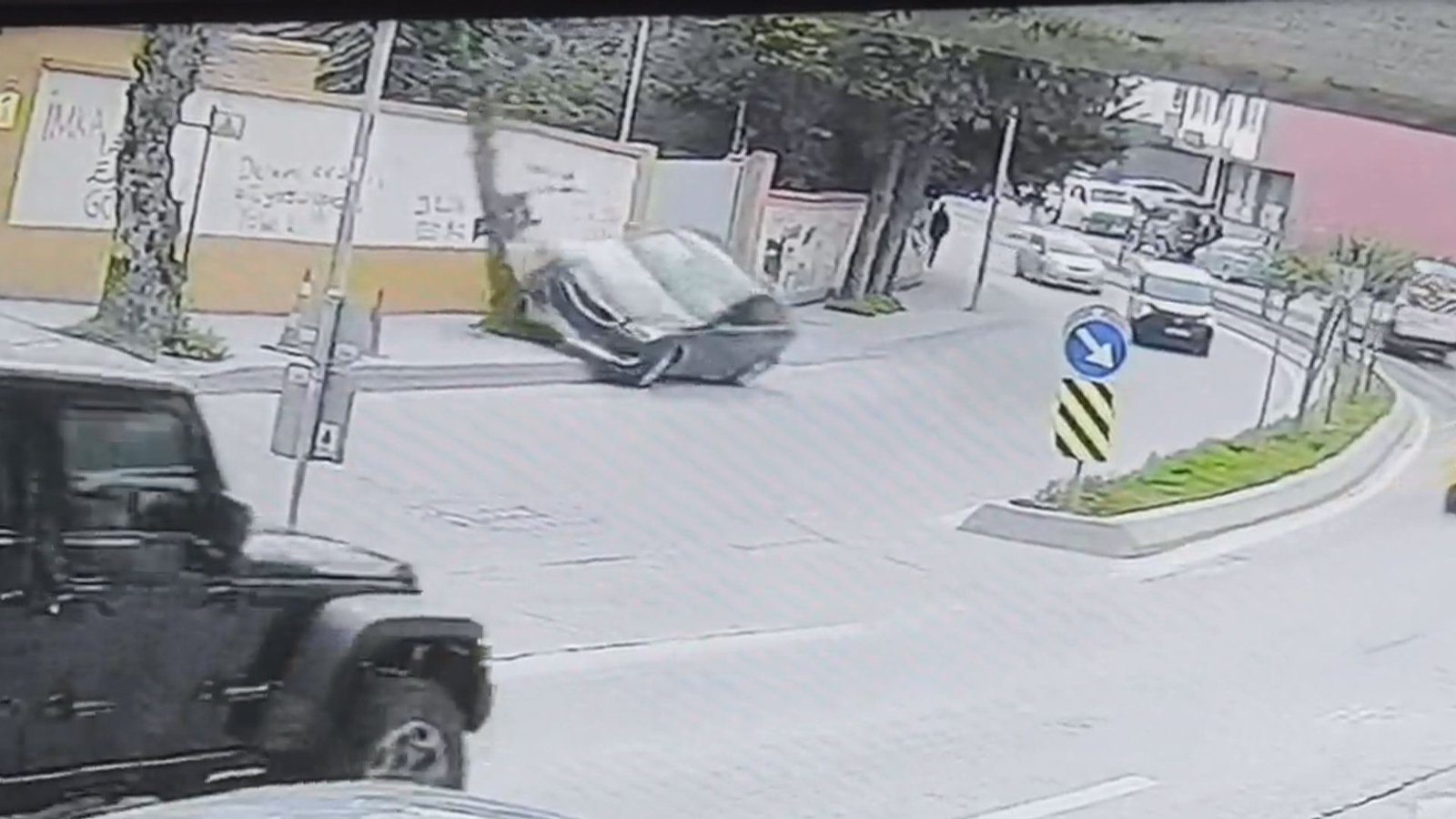 Taylan Ergün / İSTANBUL, (DHA)- Arnavutköy'de sürücüsünün direksiyon hakimiyetini kaybettiği